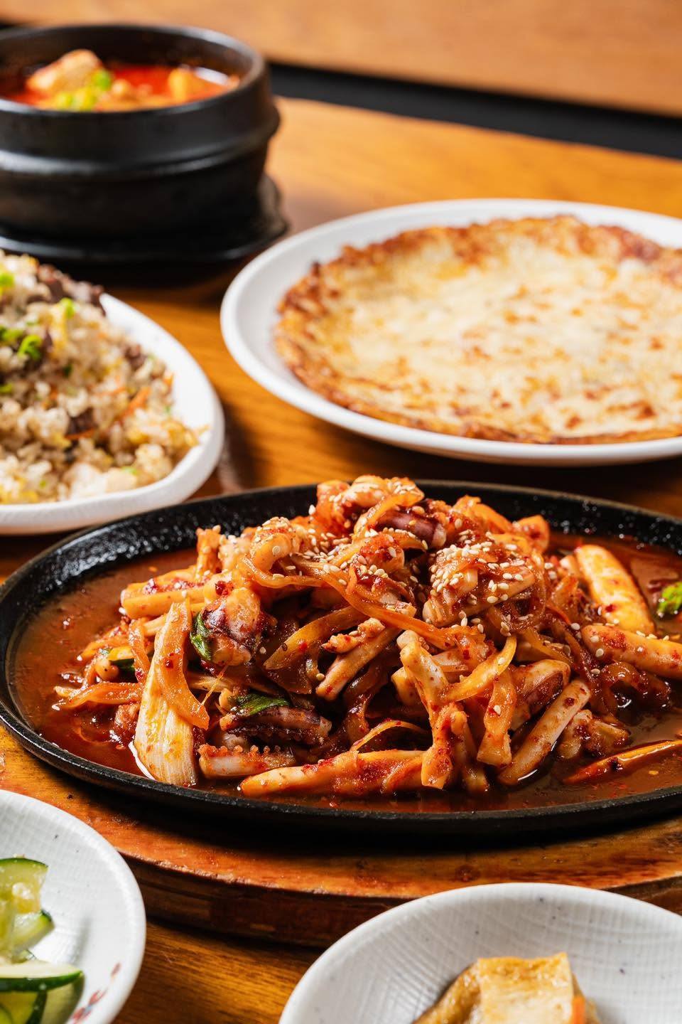 Spicy stir-fried squid on a sizzling cast iron plate